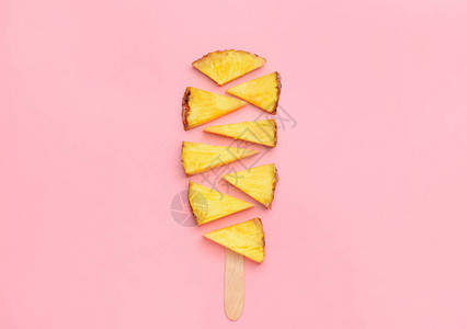 彩色背景上鲜切菠萝的组合物图片