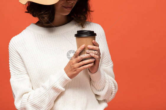 女戴帽子拿着咖啡在橙图片