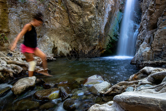 在塞浦路斯特罗多斯的Millomeri瀑布Platres过河的身图片