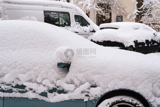 突然降雪覆盖了城市的街道车在雪图片