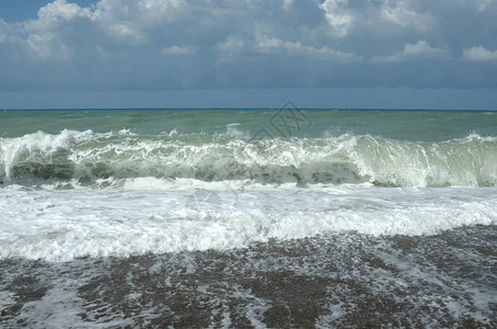 海浪溅起的海边景色图片