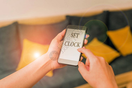 文字书写文本设置时钟商业照片展示把它放在正确的时间或将时钟间更改为稍后使用智能手机办公用品的女在家图片