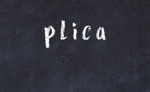 黑桌上的粉笔手写题词plica背景图片
