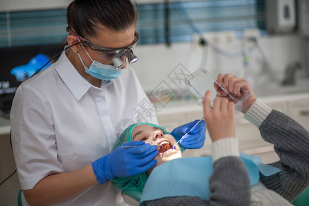 在牙医办公室对病人进行牙图片