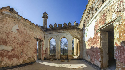 乌克兰敖德萨附近彼得罗夫卡村被遗弃的库里斯城堡被破坏的浪漫主图片