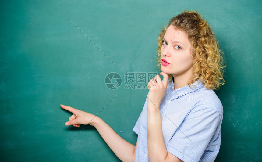 看这里教师启迪成功之路黑板前的女教师要记住的重要信息者的老师朋友老师解释困难图片