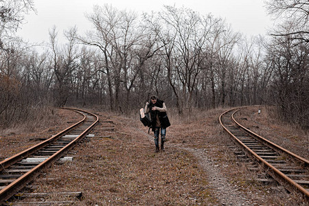 一个在铁路上的人从匆忙和繁忙的旅程中走来一图片