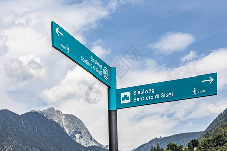 在意大利梅拉诺签下西韦格茜公主在她的梅拉诺时代走过这条路这是图片