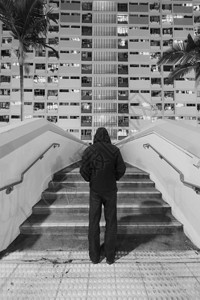 神秘男子站在高楼前夜里在香港的公屋居中游图片