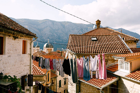 在黑山古城科托尔的建筑物之间用绳子和绳子干洗衣服图片