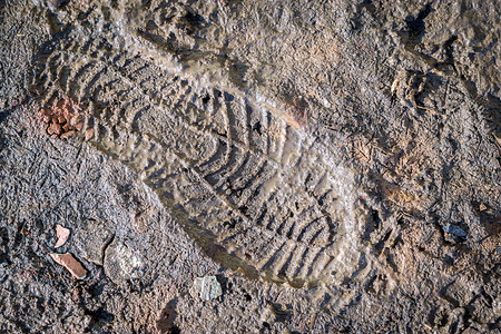 脚印高清图片湿沙层中的人类足迹高清图片泥泞中的旧车胎高清图片在