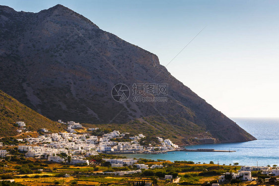 Kamares村和周围山区沿海景观的景象图片