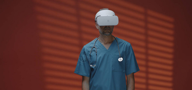 为医疗目的使用虚拟现实头盔的男医生图片