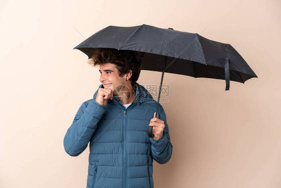 男人拿伞遮着孤立的背景思考的想法图片