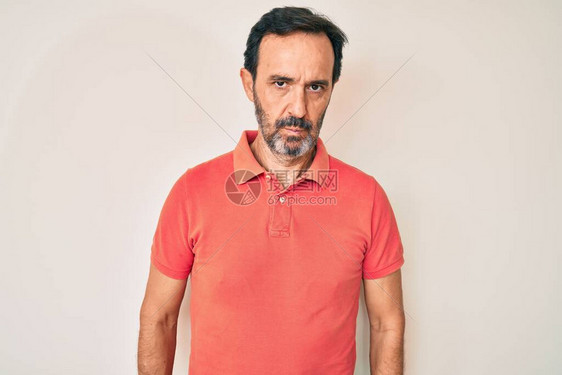 中年的西班牙男子穿着迷惑和紧张的散装图片