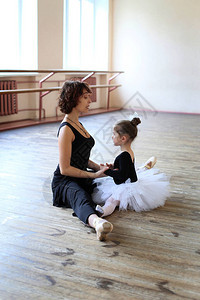 小芭蕾舞女和芭蕾班的老师一图片