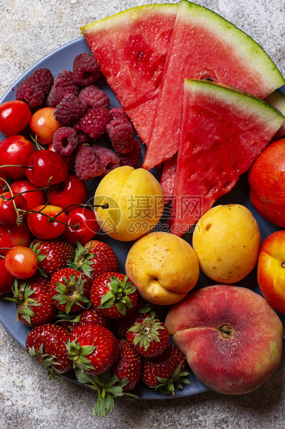 夏季水果和浆果西瓜草莓覆盆子图片