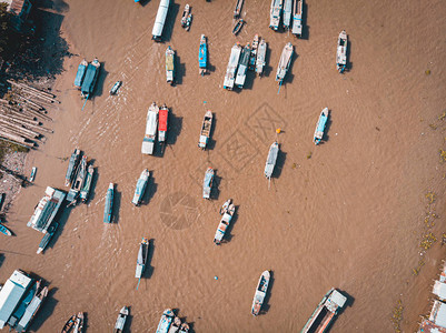 在越南部湄公河三角洲地区旅游目的地芹苴河上出售批发水果和商品的船只背景图片