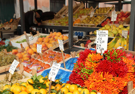 威尼斯Rialto市场蔬菜摊位图片