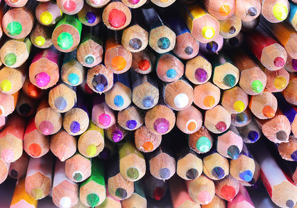 许多彩色铅笔上衣的背景背景图片