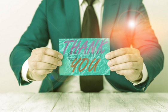 手写文本谢概念照片是在承认礼物或服务时使用的礼貌表达男人拿着空纸图片