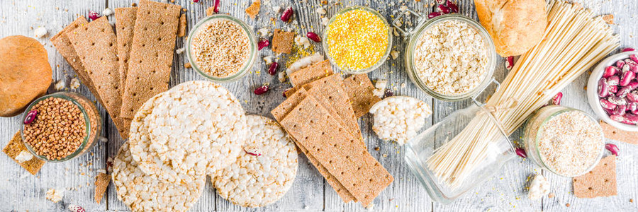 健康饮食节食均衡的食物概念各种无麸质食品豆类面粉杏仁玉米大米木桌图片