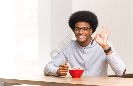 年轻黑人男子在早餐中愉快自信地图片