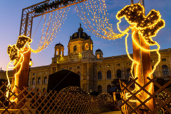 奥地利维也纳MariaTheresa广场圣诞节装饰图片