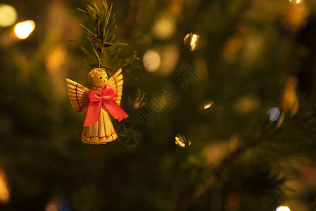 美丽的圣诞天使的近距离外观装饰图片