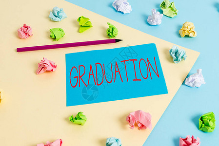 显示毕业的书写笔记授予或接受学位或文凭的商业概念彩色皱褶纸空提图片