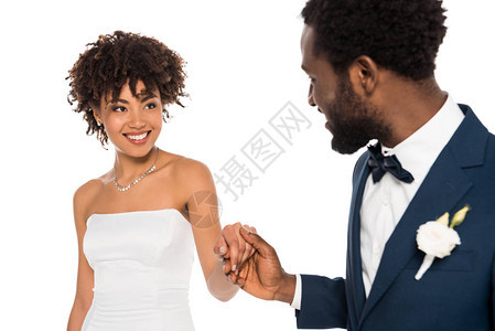 欢快的非洲裔美国新娘手牵看着新郎的选择焦图片