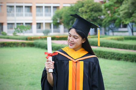 女大学毕业生在毕业典礼上获得学位证书后图片