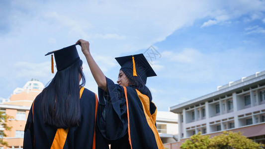 年轻的亚洲女子大学毕业生在毕业典礼上获得大学位证书后图片