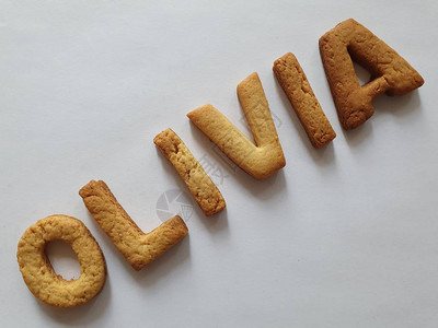 烤面包饼干形状的字母构成奥图片
