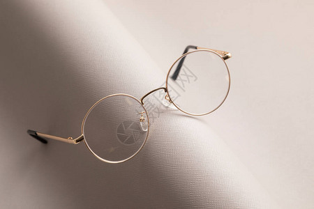 在灰色背景的时尚眼镜眼镜店眼镜选择眼科测试配镜师视力检查图片