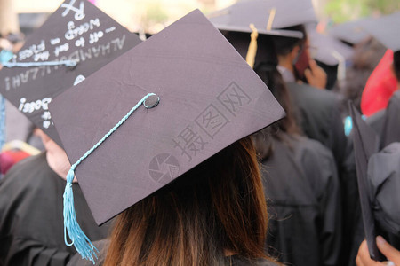 刚毕业的毕业生在开始成功毕业时图片