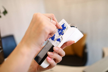 手持便携式终端卡支付支付服务提供商能够接受信用卡互联网持卡人在隔离期间支付网站在线商店和服图片