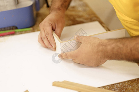 剪纸插画熟练木匠在车间制造家具木制家具的配件等工艺背景