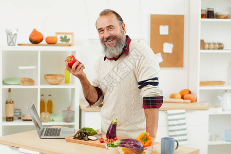 在厨房复印空间烹饪健康食品时图片