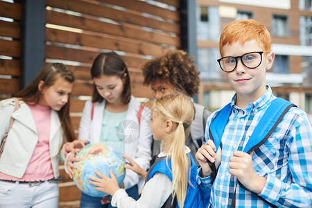 学校儿童站立在户外地球图片