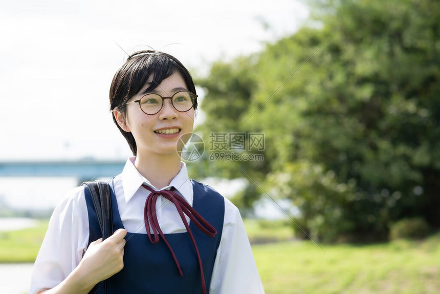 亚洲高中女生穿着校服在图片