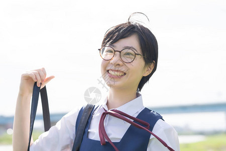 亚洲高中女生穿着校服在图片