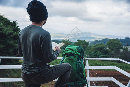 人旅行者正在山上看书在泰国清迈北部清新图片