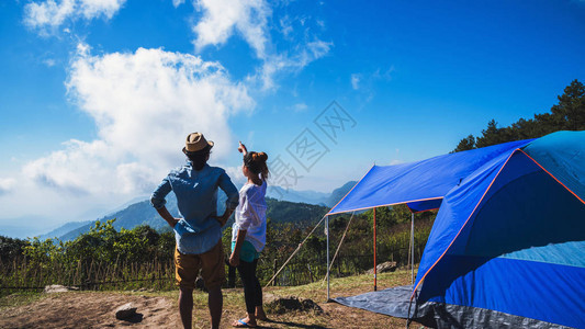 情侣夫妇和亚洲男人旅行放松在假日露营图片