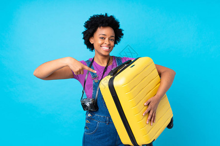 携带手提箱的非洲美旅行女旅客图片