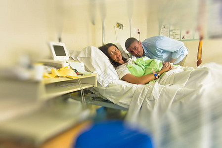 新生儿出生后丈夫和妻子在医院就医单位背景图片