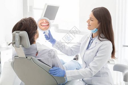 显示治疗后男病人镜检查治疗结果复制空间的牙图片