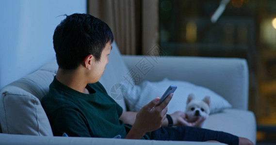 男人用他的波梅拉尼犬图片
