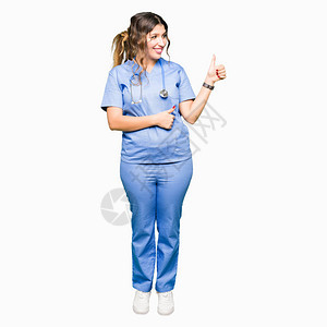 身穿医疗制服的年轻成年女医生女士骄傲地微笑着用拇指图片