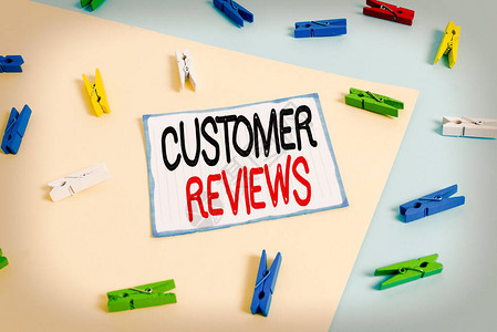 显示客户评论的概念手写使用黄蓝背景彩色衣夹纸提醒的客户对产品或服务的图片